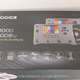 Fotografie znázorňuje krabici od efektového pedálu s nápisy MOOER, GE1000 a GE1000 Li Intelligent Multi-Effects. Na krabici je zobrazen šedý přístroj…