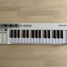 Bílá klaviatura s 32 klávesami. Na pravé straně je nápis ARTURIA a pod ním slogan YOUR EXPERIENCE YOUR SOUND, vlevo je označení KEYSTEP. Horní panel…