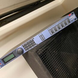Modrý rackový procesor s LCD displejem a ovládacím knoflíkem. Na zařízení jsou nápisy „dbx“, „DriveRack 260“, „Complete Front-End Loudspeaker Managem…