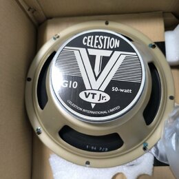 Reprojemník v béžovém rámu umístěný v kartonové krabici na polystyrenové výplni. Na středovém krytu je černé logo s bílým nápisem CELESTION, velkým s…