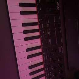 Černý kompaktní MIDI kontrolér s bílými a černými klávesami. Na horní části je vidět logo AKAI PROFESSIONAL a název modelu MPKmini. Zařízení obsahuje…