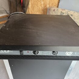 Černý výkonový zesilovač v kovovém šasi. Na předním panelu jsou nápisy DAS ELECTRONIC SERIES a L-2 HIGH PERFORMANCE POWER AMPLIFIER. Zařízení má vypí…