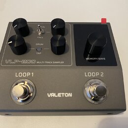 Šedý efekt pedál s černými ovládacími knoflíky a dvěma stoupacími spínači. Na zařízení jsou nápisy VLP-200 MULTI-TRACK SAMPLER, VALETON, LOOP 1 a LOO…