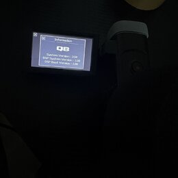 Fotografie zachycuje zapnutý displej elektronického zařízení. Na obrazovce je v horní části nadpis Information a pod ním označení Q8. Dále jsou uvede…