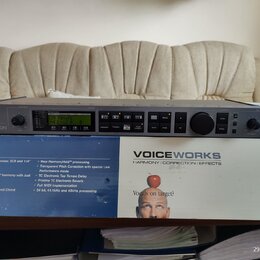 Šedý rackový procesor s nápisem VOICEWORKS a logem TC-HELICON. Zařízení má digitální displej, několik tlačítek, dva otočné ovladače a konektory na za…