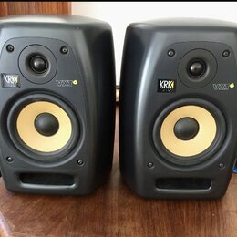 Dva černé studiové monitory s žlutými membránami basových reproduktorů. Na obou je viditelné logo KRK a označení modelu VXT6. Povrch je v matném prov…