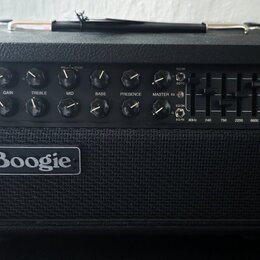 Černý kytarový kombozesilovač s texturovaným povrchem a kovovou rukojetí. Na předním panelu je bílý nápis Boogie a řada ovládacích knoflíků s popisky…