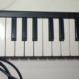 Černý kompaktní MIDI kontrolér s 25 klávesami. Na levé straně je nápis AKAI professional a model LPK25. Pod ním se nachází osm ovládacích tlačítek s…
