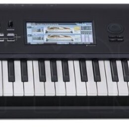 Černý digitální klavír s bílými a černými klávesami. Na levé straně je logo KORG a na pravé nápis NAUTILUS MUSIC WORKSTATION. Uprostřed horního panel…
