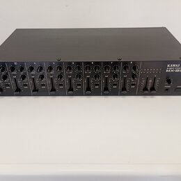 Černý rackový stereo mixér s osmi identickými vstupními kanály. Na pravé straně je bílý nápis KAWAI 16 INPUT STEREO MIXER MX-8SR. Každý kanál obsahuj…