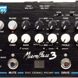 Černý basový předzesilovač s nápisem MicroBass 3 a logem EBS v levém horním rohu. Zařízení má řadu bílých a černých ovládacích knoflíků s popisky jak…