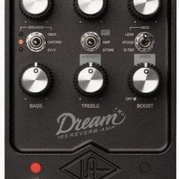 Černý kytarový pedál s šesti stříbrnými otočnými knoflíky a dvěma stoupacími spínači. Na panelu jsou nápisy VOLUME, REVERB, OUTPUT, BASS, TREBLE a BO…