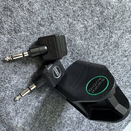 Dvě černé redukce jack konektorů. Na jedné je vidět nápis „SWIFFE AUDIO“ v zeleném kruhu a stejný nápis menším písmem na těle redukce. Druhá redukce…
