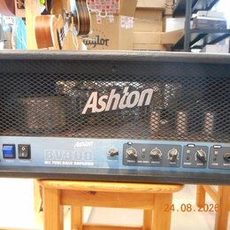 Černý basový kombozesilovač s kovovou mřížkou, na které je bílé logo Ashton. Na spodním ovládacím panelu jsou nápisy Ashton, BV300 a ALL TUBE BASS AM…