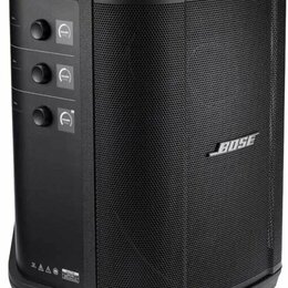 Černý reproduktor s kovovou ochrannou mřížkou. Na pravé straně je umístěno stříbrné logo BOSE. Vlevo se nacházejí tři oválné ovládací knoflíky, u kte…