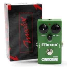 Zelený efekt pedál s nápisy DRIVE, BALANCE a TONE u ovládacích knoflíků. Na spodní části je bílý nápis MAXON®, označení OD808 a slovo OVERDRIVE. Vedl…