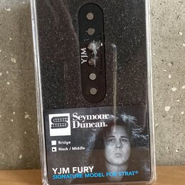 Černý elektrický snímač s kovovým krytem a nápisem YJM, umístěný v průhledném plastovém obalu. Na obalu je štítek s logem a nápisem Seymour Duncan, f…