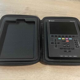 Černý přenosný sekvencer Polyend Tracker Mini v černém zipovém pouzdře. Na horní hraně přístroje jsou nápisy Polyend a Tracker Mini. Ovládací panel o…