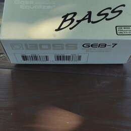 Bílá papírová krabice s nápisy BOSS, GEB-7 a Bass Equalizer. Na přední straně je výrazně napsáno slovo BASS a v pravém dolním rohu text USE BOSS PSAA…