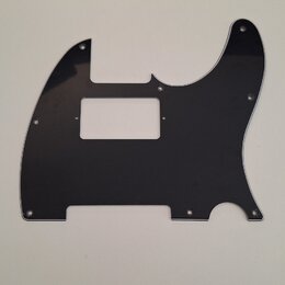 Černý plastový pickguard pro elektrickou kytaru s obdélníkovým výřezem pro snímač. Povrch je hladký a lesklý, bez viditelných značek, log nebo nápisů…