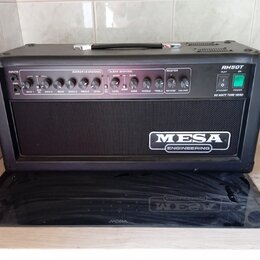 Černý kytarový zesilovač s nápisem MESA ENGINEERING na přední mřížce. Na horním ovládacím panelu je vpravo nápis RH50T a pod ním text 50 WATT TUBE HE…
