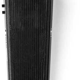 Černý sustain pedál s texturovaným povrchem a svislými drážkami. Na horní části jsou vyrazeny nápisy INSTRUMENT a AMPLIFIER. V pravém dolním rohu je…