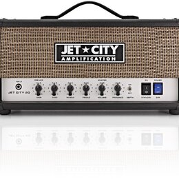 Černý kytarový kombozesilovač s hnědou texturovanou přední síťovkou. Na síťovce je umístěno logo JET CITY AMPLIFICATION a na ovládacím panelu nápis J…