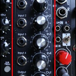 Černý modul s nápisem A-138 MIXER a logem DOEPFER v dolní části. Modul obsahuje čtyři vstupy označené Input 1 až Input 4, každý s odpovídajícím ovlád…