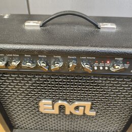Černý kytarový kombozesilovač s logem ENGL na přední mřížce. Na ovládacím panelu je nápis GigMaster a řada potenciometrů s popisky Input Gain, Lead D…