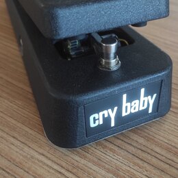 Černý kytarový wah-pedál s texturovaným povrchem. Na přední straně je bílý nápis cry baby. Nástroj vykazuje mírné známky používání v podobě drobných…