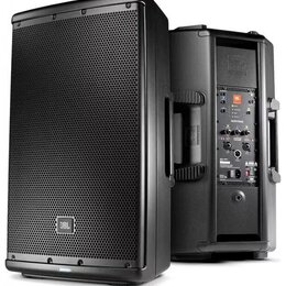 Dvě černé aktivní reproduktorové bedny s kovovou mřížkou. Na přední straně levého reproduktoru je bílé logo JBL. Zadní panel pravého reproduktoru obs…