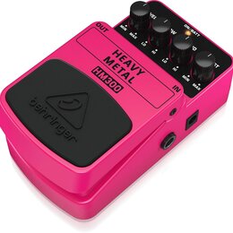Růžový efekt pedál s černým stoupacím spínačem, na kterém je logo a nápis behringer. Na horní části je nápis HEAVY METAL HM300 a označení vstupů OUT…