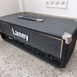 Černý kytarový kombozesilovač s texturovaným povrchem a bílým lemováním. Na přední mřížce je umístěno bílé logo Laney. Přístroj má v horní části přen…