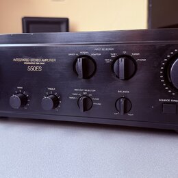 Černý integrovaný stereo zesilovač značky SONY. Na předním panelu je nápis INTEGRATED STEREO AMPLIFIER, SPONTANEOUS TWIN DRIVE a modelové označení 55…