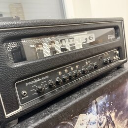 Černý kytarový kombozesilovač s koženkovým potahem. Na předním panelu je nápis SPIDER Valve HD100 a logo Line 6 v horní části za mřížkou, vpravo je n…