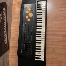 Černý elektronický klávesový nástroj s bílými a černými klávesami. Na ovládacím panelu jsou nápisy CASIO MT-640, DYNAMIC BASS a PERCUSSION PADS. V ho…