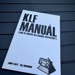 Bílá brožura s černým textem a grafikou. Na obálce je nápis KLF MANUÁL a pod ním v závorce text (JAK SE DOSTAT NA VRCHOL HITPARADY). V dolní části js…