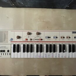 Bílý přenosný klávesový syntezátor s nápisy Casio, Casiotone MT-60 a logem Sonic the Hedgehog. Přístroj obsahuje ovládací prvky v horní části, včetně…
