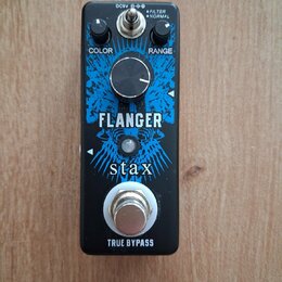 Černý efekt pedál s modrým grafickým motivem. Na zařízení jsou nápisy TRUE BYPASS, Stax a FLANGER. Pedál má jeden ovládací knoflík s popisky COLOR a…