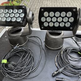 Dvě černé LED reflektory na pohyblivých ramenech umístěné na černém transportním kufru. Na spodní části obou zařízení je vidět nápis "TOSCH". K příst…