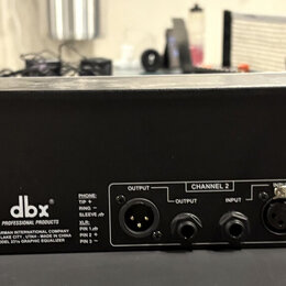 Zadní strana černého rackového zařízení s logem dbx PROFESSIONAL PRODUCTS. Na štítku je uveden nápis A HARMAN INTERNATIONAL COMPANY SALT LAKE CITY, U…
