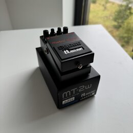 Černý kytarový efekt pedál z kovového materiálu. Na horní části je nápis Metal Zone MT-2w, logo BOSS a štítek s textem 技 WAZA CRAFT. Na spodní části…
