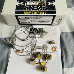 Fotografie zobrazuje zapojovací sadu pro kytaru v bílém originálním kartonu s nápisy MOJO GUITAR TONE TECH. a WIRING HARNESS. Sada obsahuje čtyři pot…