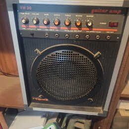 Kytarový kombo zesilovač s černým předním panelem a stříbrným rámem. V horní části je nápis VM 30 a guitar amp, v dolní části logo regent. Ovládací p…