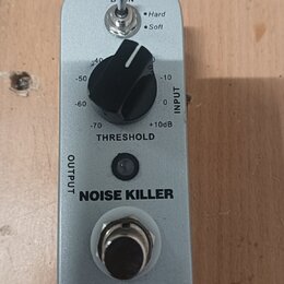 Stříbrný efekt pedál s nápisem NOISE KILLER a logem MOOER v dolní části. Na horní straně se nachází přepínač s označením Hard a Soft, černý otočný kn…