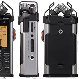 Čtyři pohledy na stříbrno-černý digitální záznamník s integrovanými mikrofony. Na přední straně je nápis TASCAM a model DR-44WL, displej zobrazuje ča…