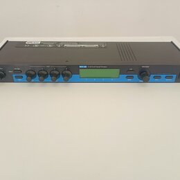 Černý rackový procesor s modrým předním panelem a LCD displejem. Na panelu je nápis MPX 500 24-Bit Dual Channel Processor a vpravo logo lexicon. Zaří…