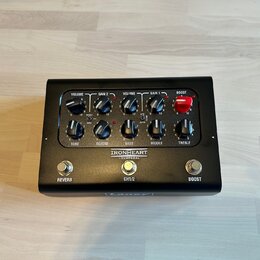 Černý kytarový efekt pedál s nápisem IRONHEART LOUDPEDAL. Na horní části jsou ovládací knoflíky s popisky VOLUME, GAIN 2, VOLUME, GAIN 1 a BOOST, dál…