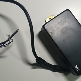 Černý obdélníkový adaptér s nápisem INFI. Z přístroje vede černý kabel, který je na konci odizolován a končí několika volnými dráty v různých barvách…