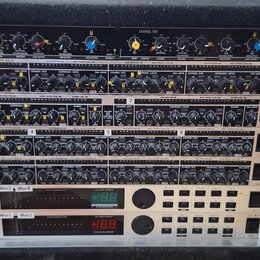 V černém transportním kufru je osazeno několik rackových zařízení značky behringer. Horní jednotka nese nápis Master L / R, CHANNEL ONE, CHANNEL TWO…